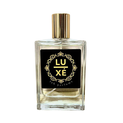 Flacon di profumo LUXÉ con etichetta elegante e tappo dorato, design raffinato e sofisticato.