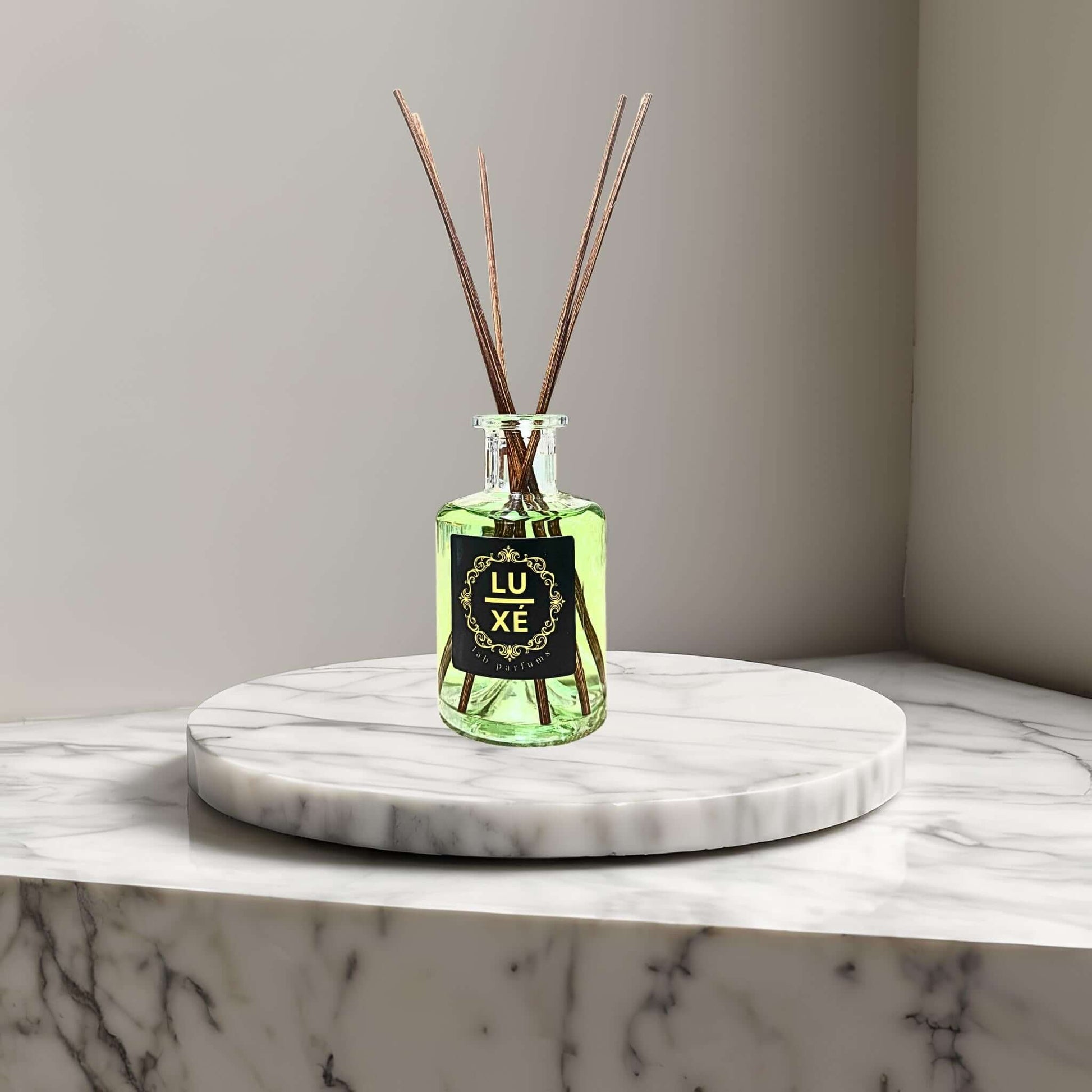 Profumatore per Ambiente Luxé su supporto in marmo, con bastoncini che diffondono una fragranza fresca e dolce.